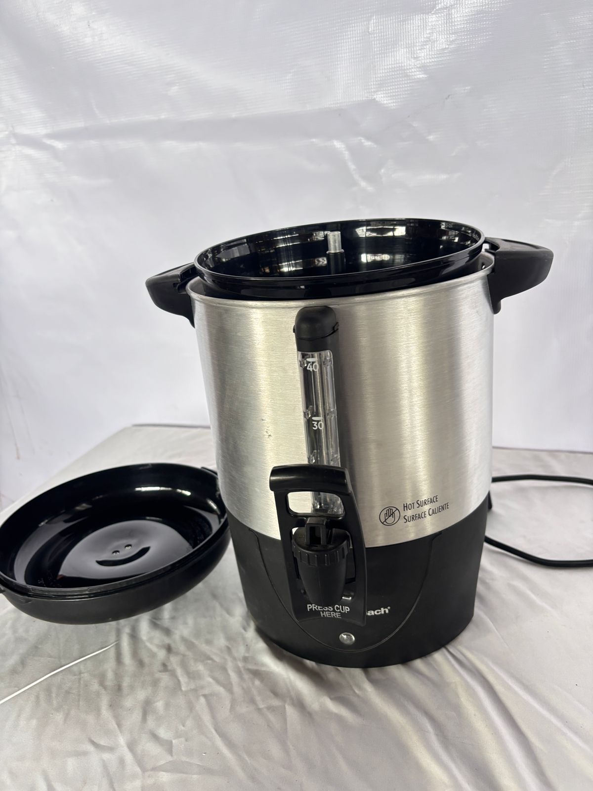 Cafetera Percoladora 45 Tazas C/nivel De Agua Hamilton Beach Color Plateado Silver