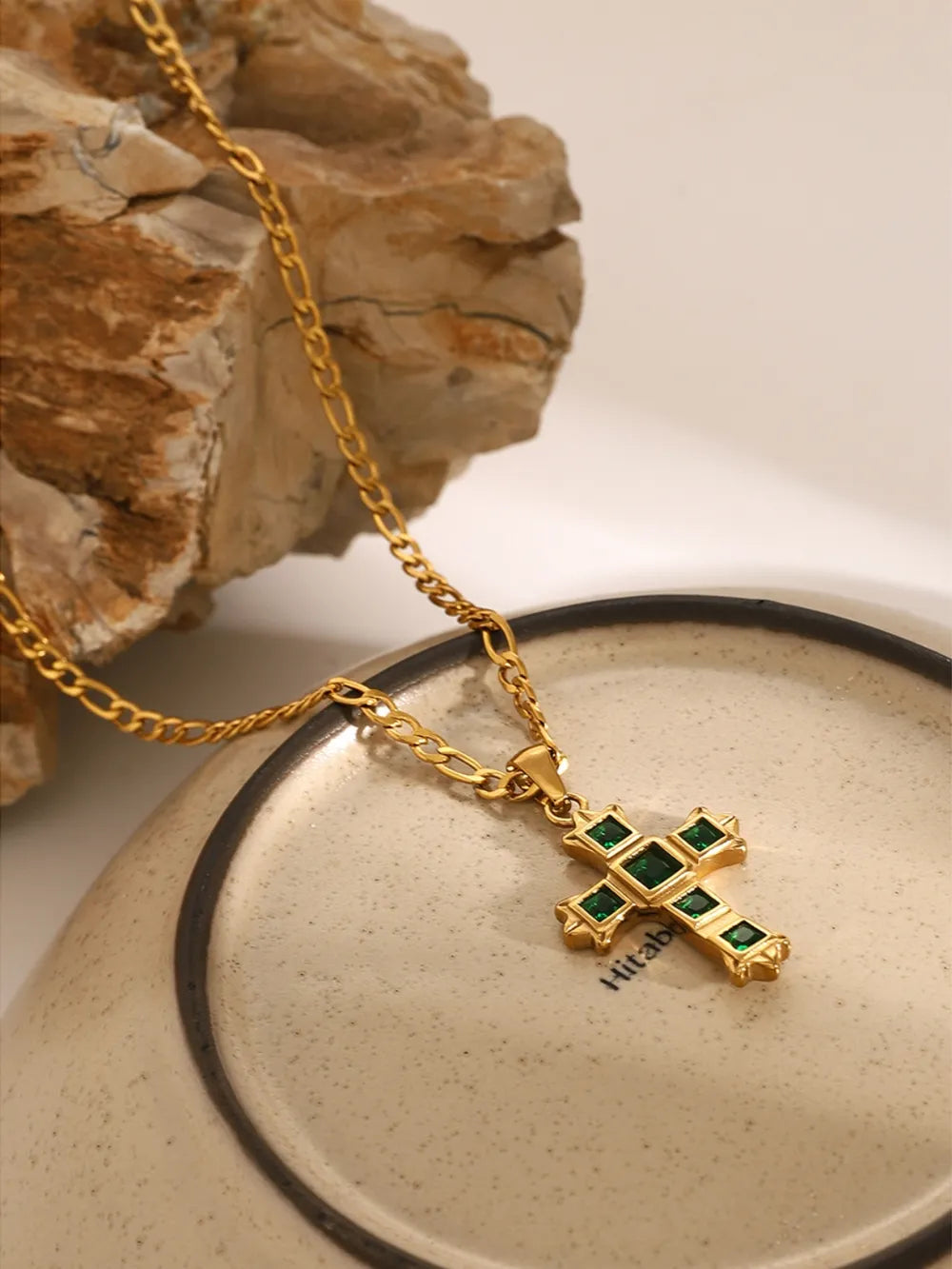 Collar con colgante de cruz de circonita de acero inoxidable