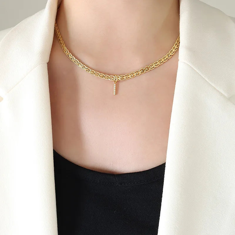Collar con colgante de letra de circonita con incrustaciones de latón