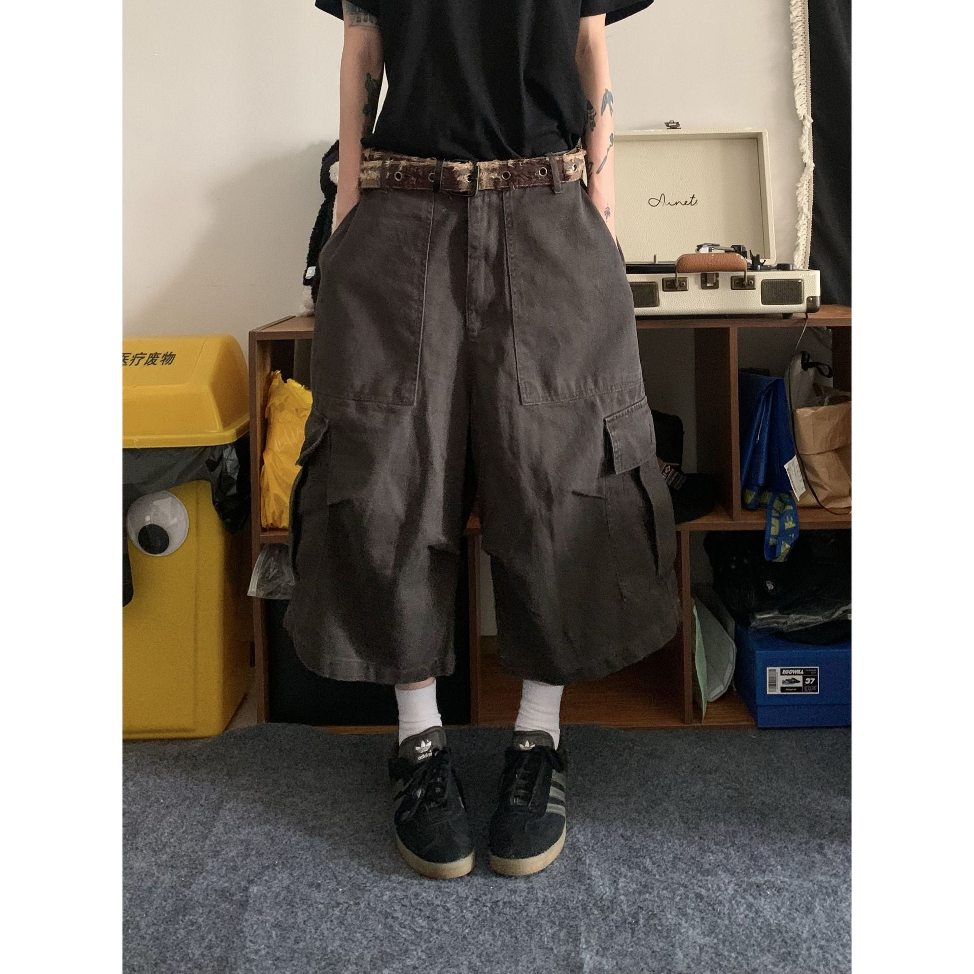 Pantalones de trabajo estilo urbano con pliegues, múltiples bolsillos, pernera ancha ajustable, largo tres cuartos, holgados y ajustados, informales.