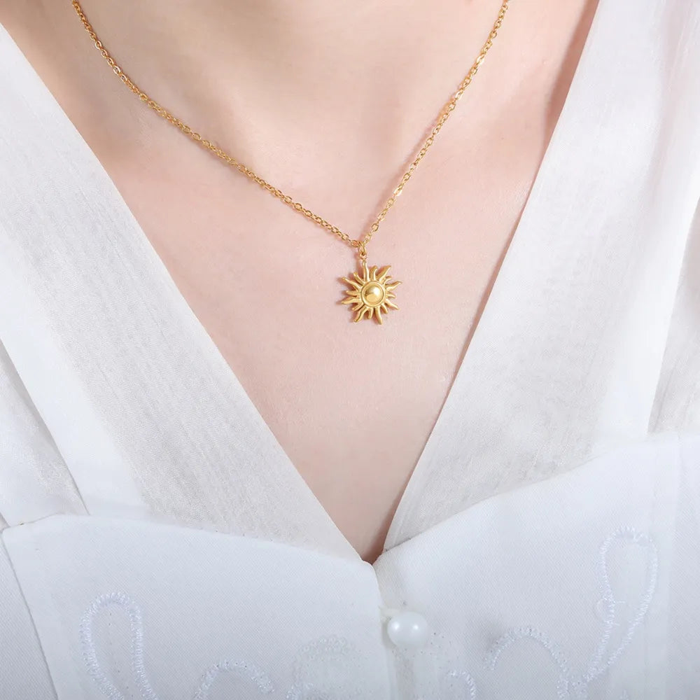 Collar de acero de titanio con colgante de sol pequeño, moderno y sencillo, con cadena de clavícula para mujer