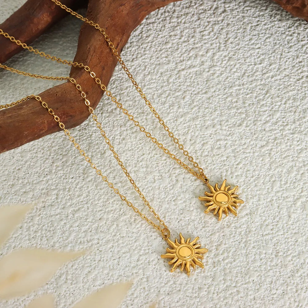 Collar de acero de titanio con colgante de sol pequeño, moderno y sencillo, con cadena de clavícula para mujer