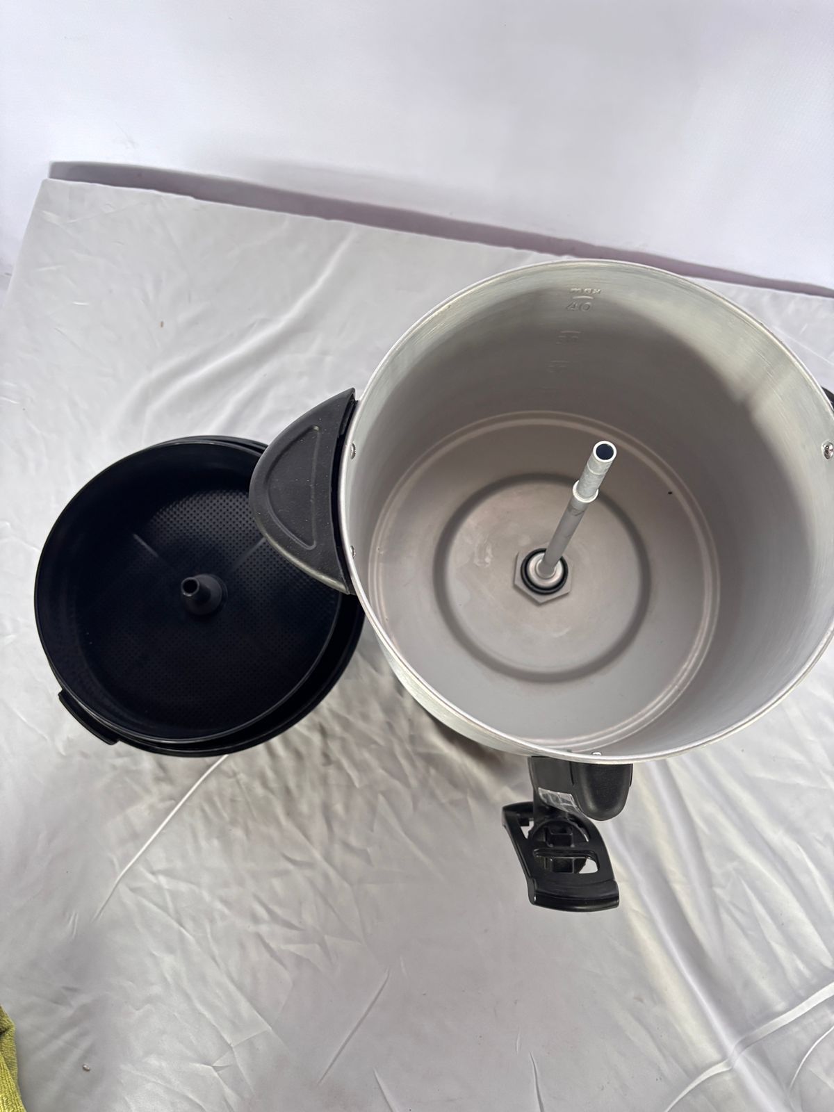 Cafetera Percoladora 45 Tazas C/nivel De Agua Hamilton Beach Color Plateado Silver