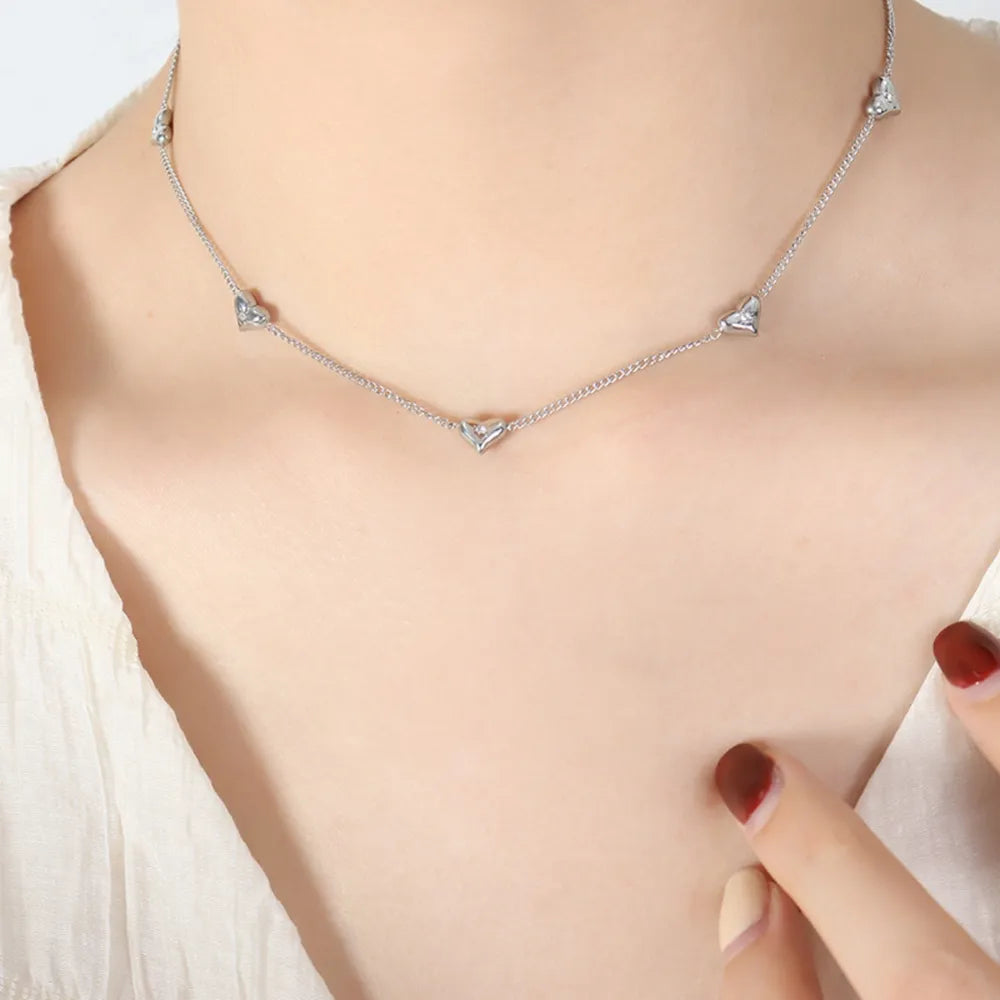 Collar de corazón de circonita y acero de titanio