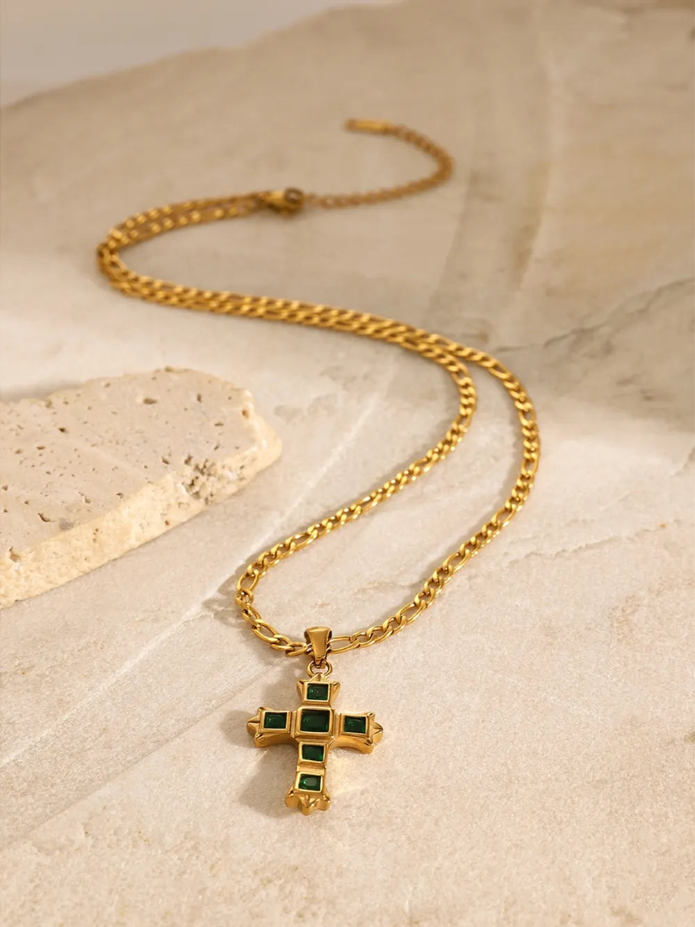 Collar con colgante de cruz de circonita de acero inoxidable