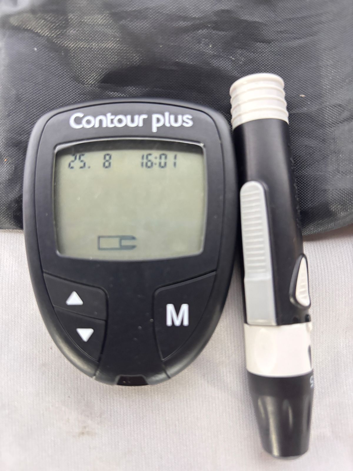 Kit Glucómetro Contour Plus Color Negro