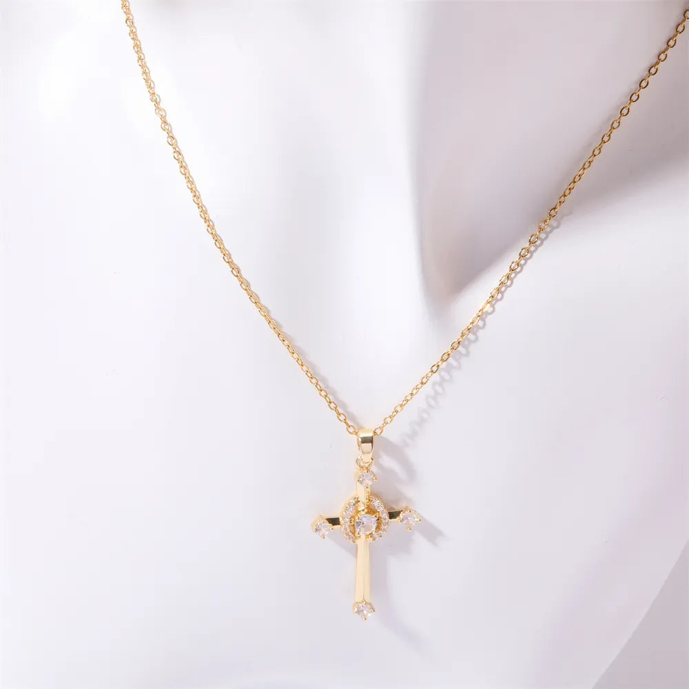 Collar de cruz de circonita con incrustaciones de acero inoxidable
