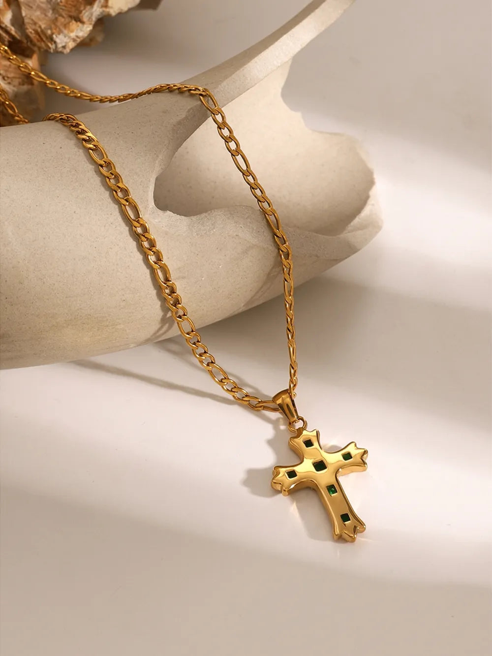 Collar con colgante de cruz de circonita de acero inoxidable