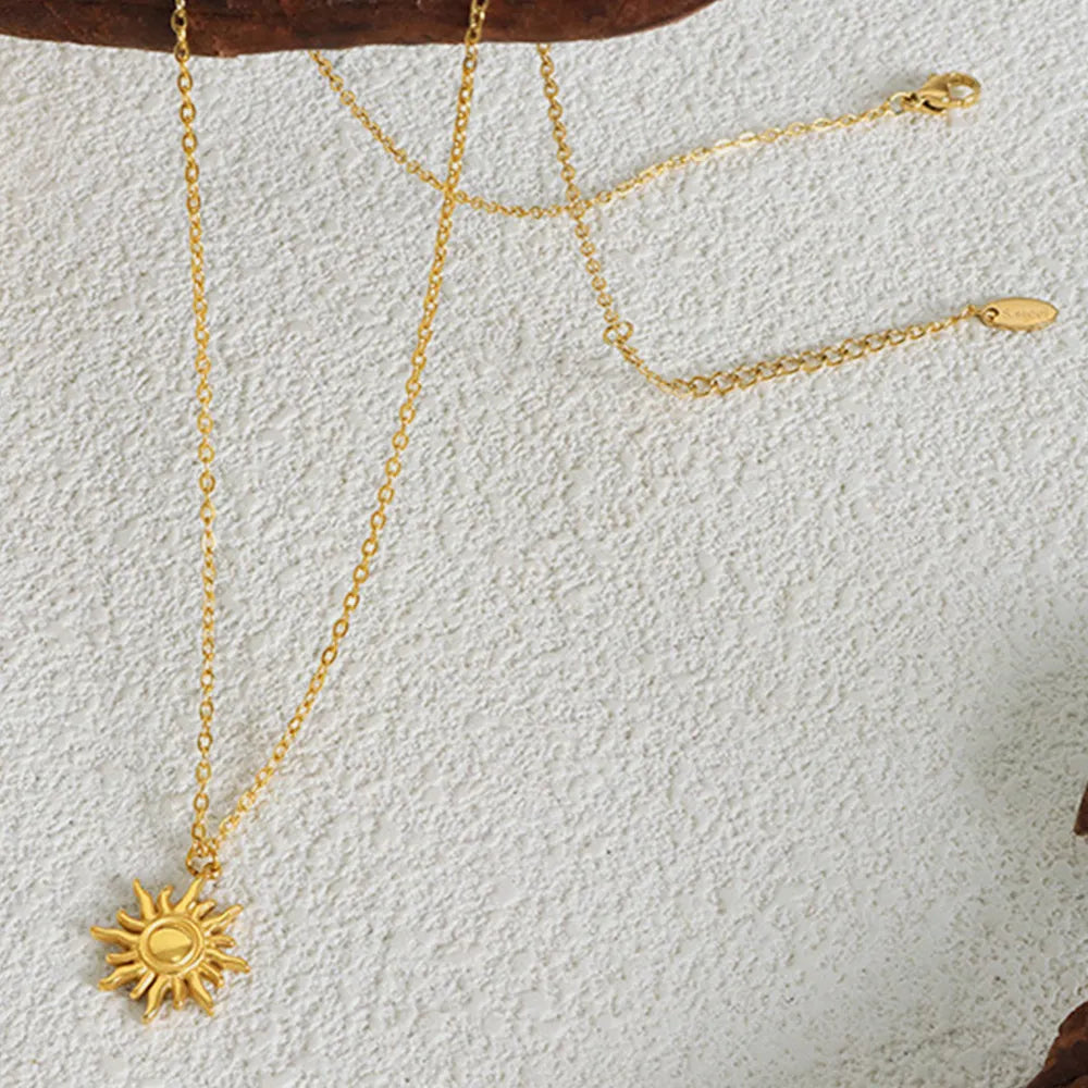 Collar de acero de titanio con colgante de sol pequeño, moderno y sencillo, con cadena de clavícula para mujer