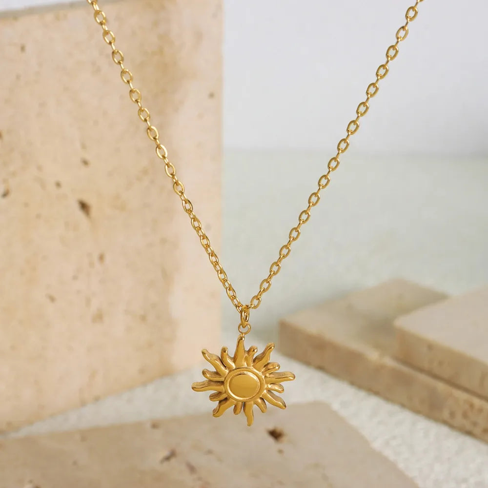 Collar de acero de titanio con colgante de sol pequeño, moderno y sencillo, con cadena de clavícula para mujer