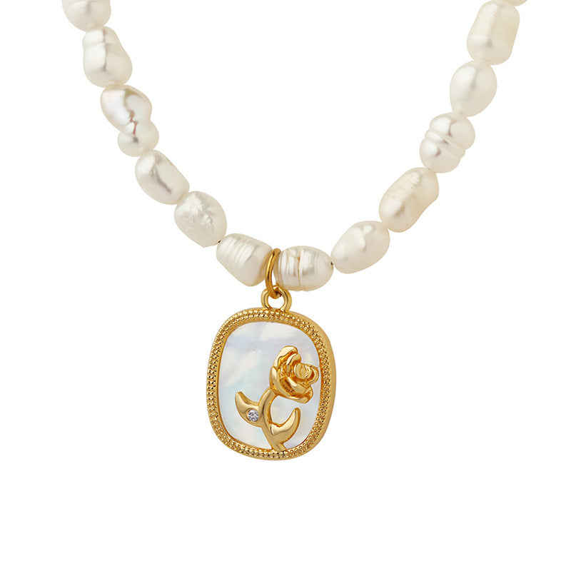Collar con cadena de perlas de agua dulce barrocas francesas, placa ovalada con incrustaciones de circonitas de colores y flor en relieve.