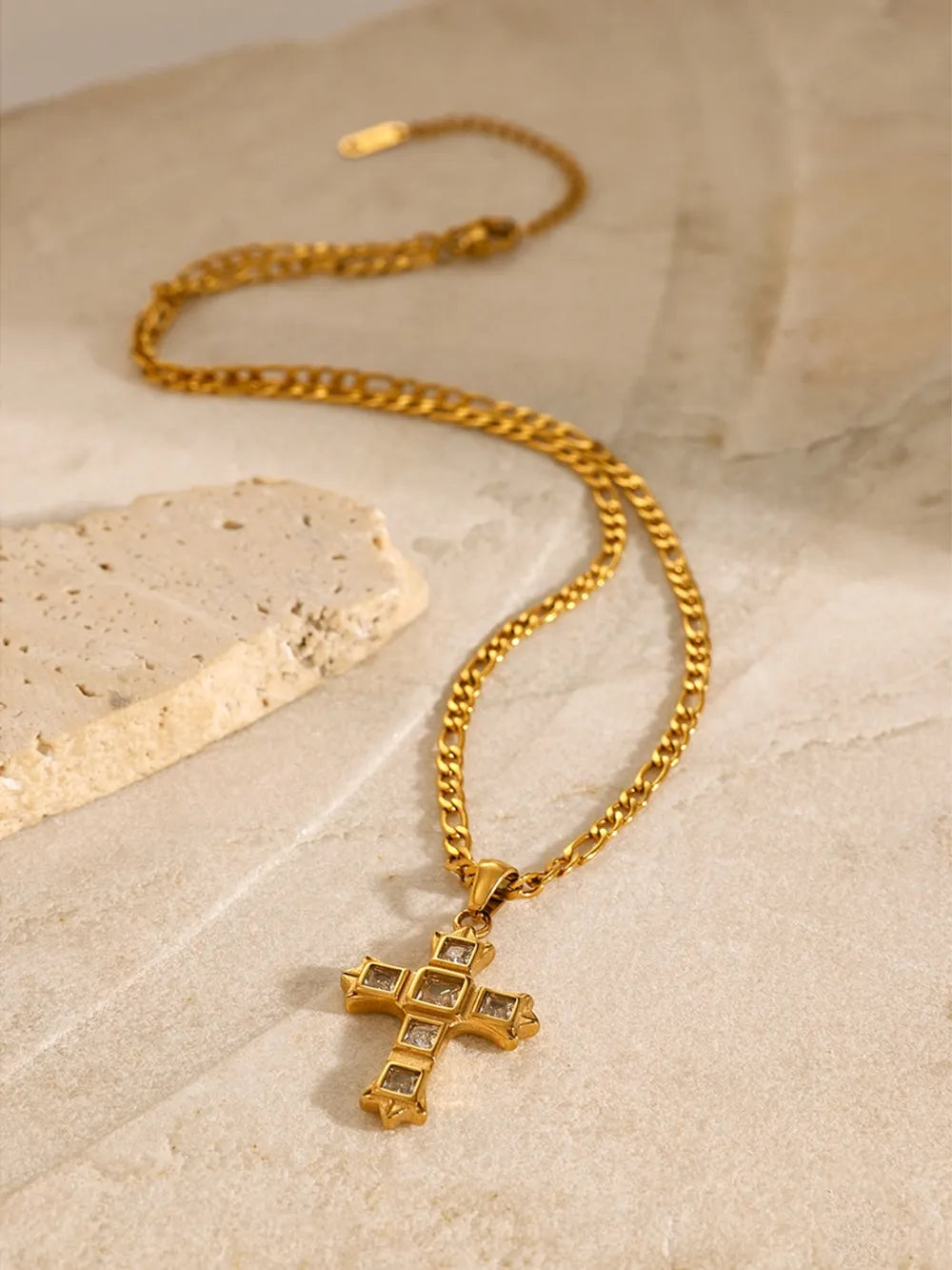 Collar con colgante de cruz de circonita de acero inoxidable