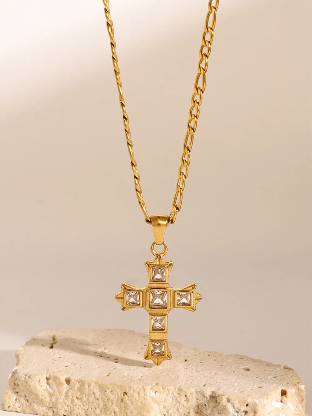 Collar con colgante de cruz de circonita de acero inoxidable