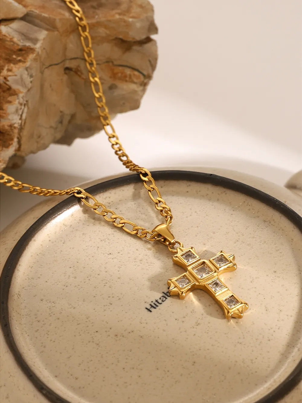 Collar con colgante de cruz de circonita de acero inoxidable