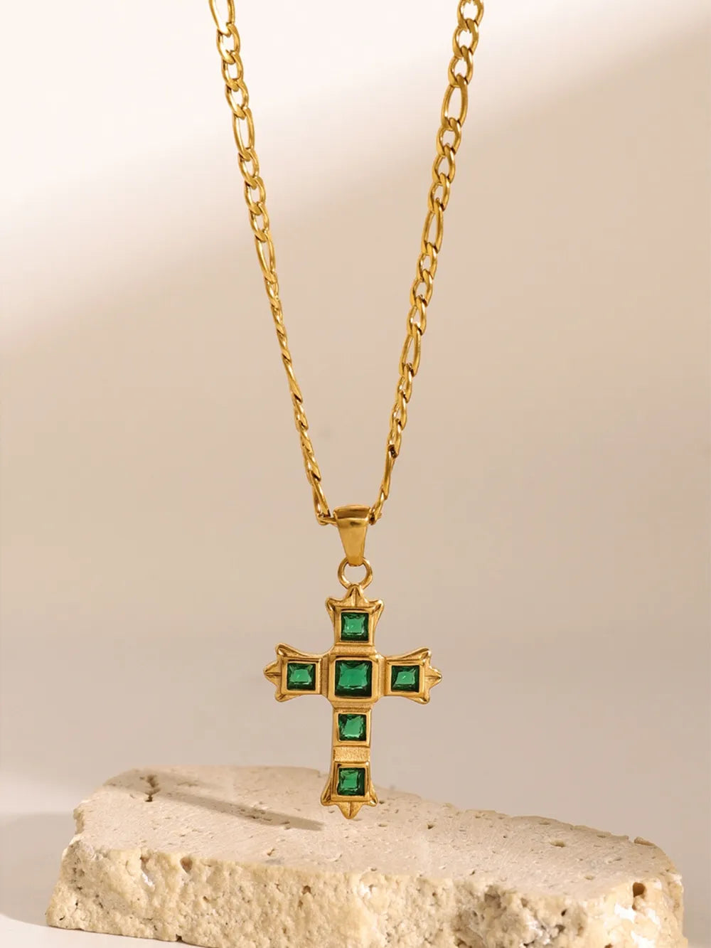 Collar con colgante de cruz de circonita de acero inoxidable