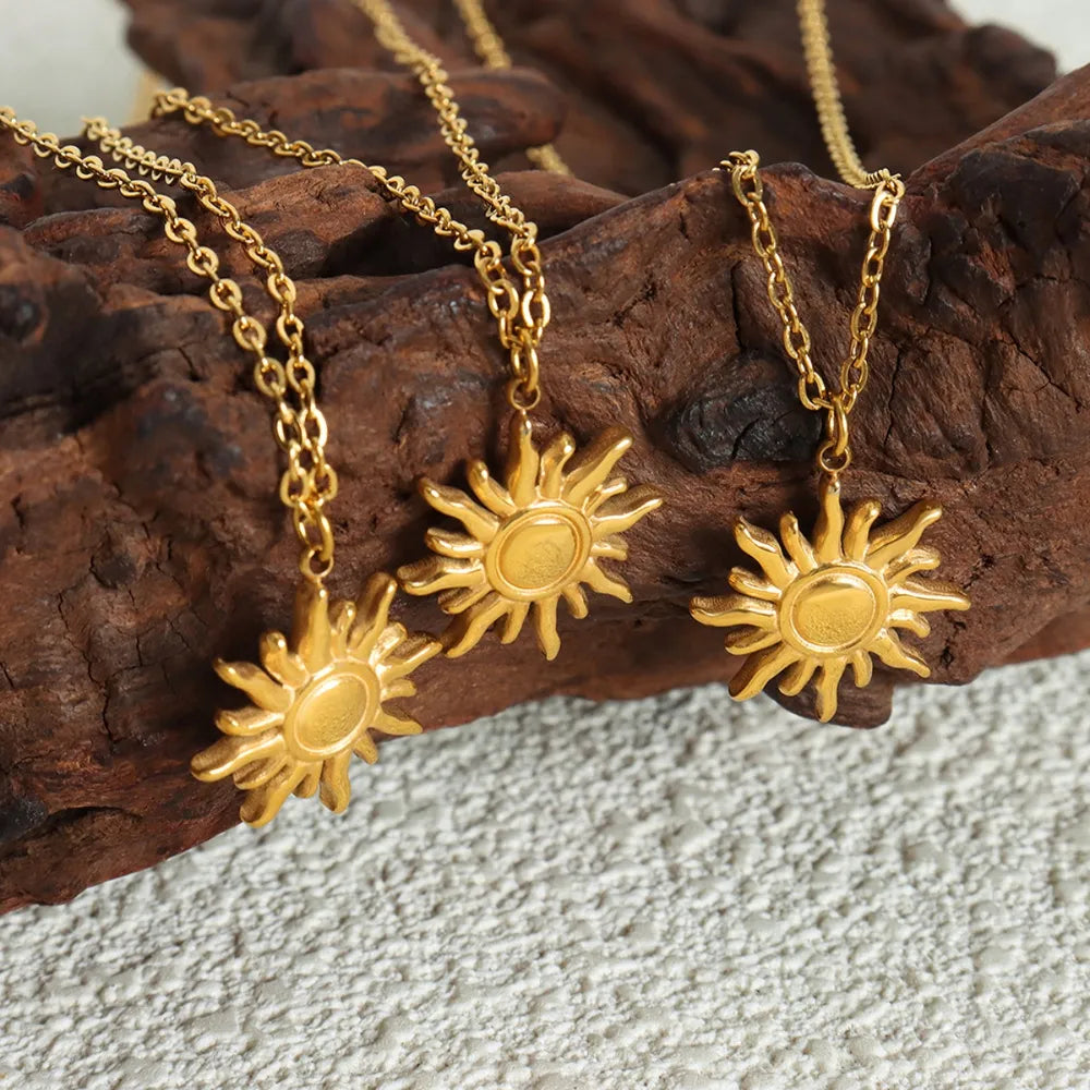 Collar de acero de titanio con colgante de sol pequeño, moderno y sencillo, con cadena de clavícula para mujer