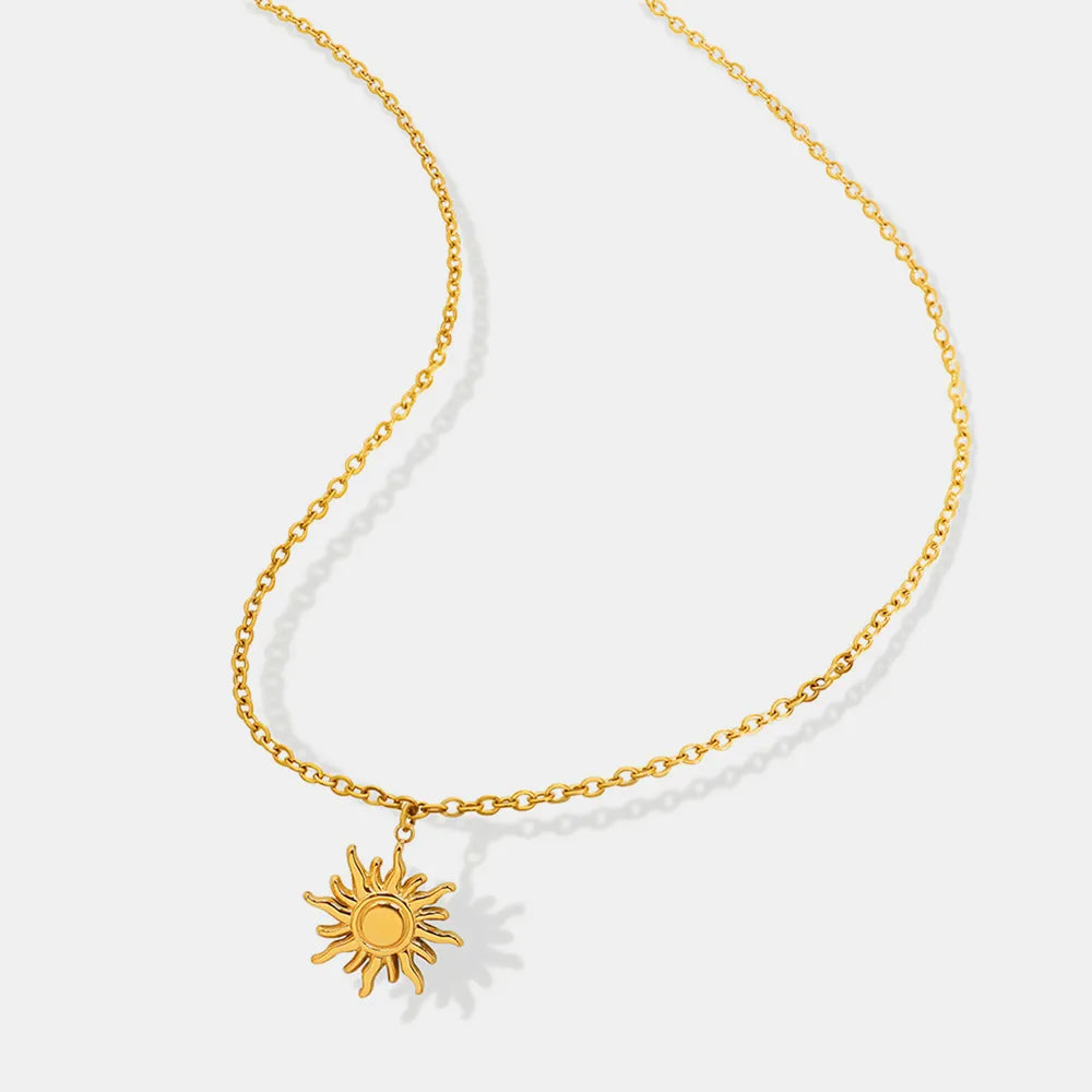 Collar de acero de titanio con colgante de sol pequeño, moderno y sencillo, con cadena de clavícula para mujer