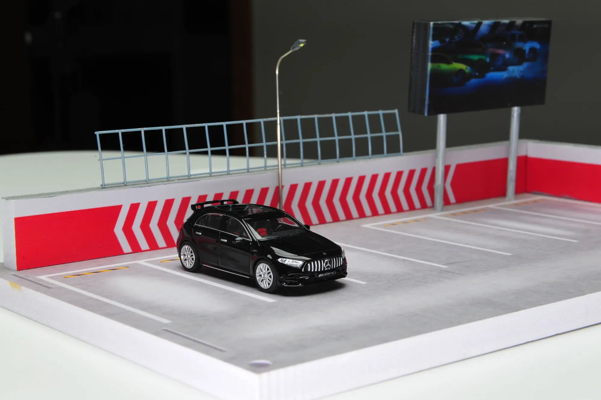 Kilo Works 1:64 Clase A 4ta generación W177 A45 S Modelo de coche de aleación de cuatro puertas