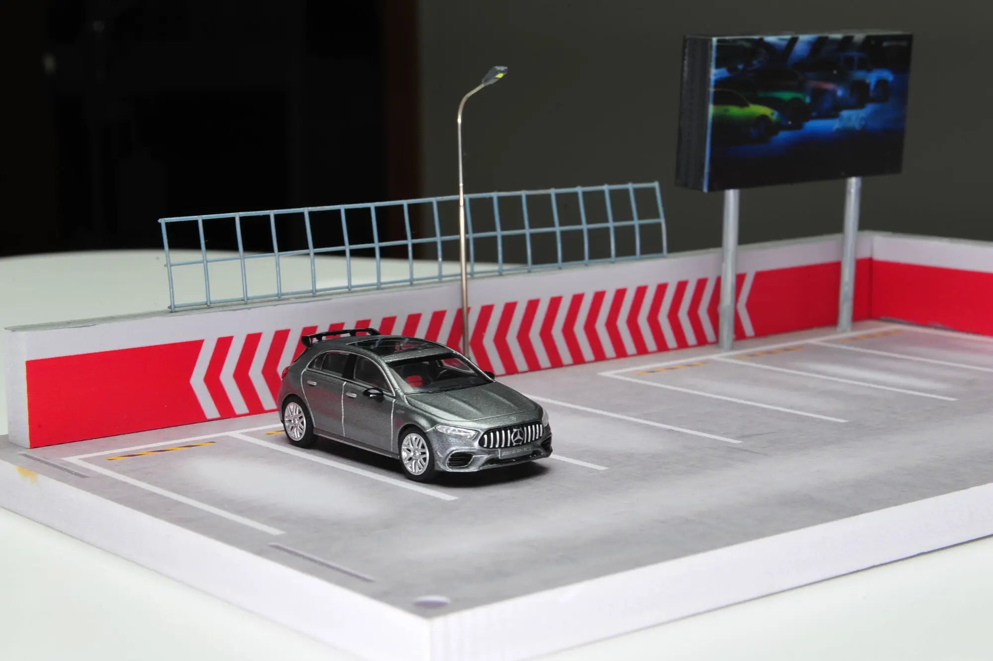 Kilo Works 1:64 Clase A 4ta generación W177 A45 S Modelo de coche de aleación de cuatro puertas