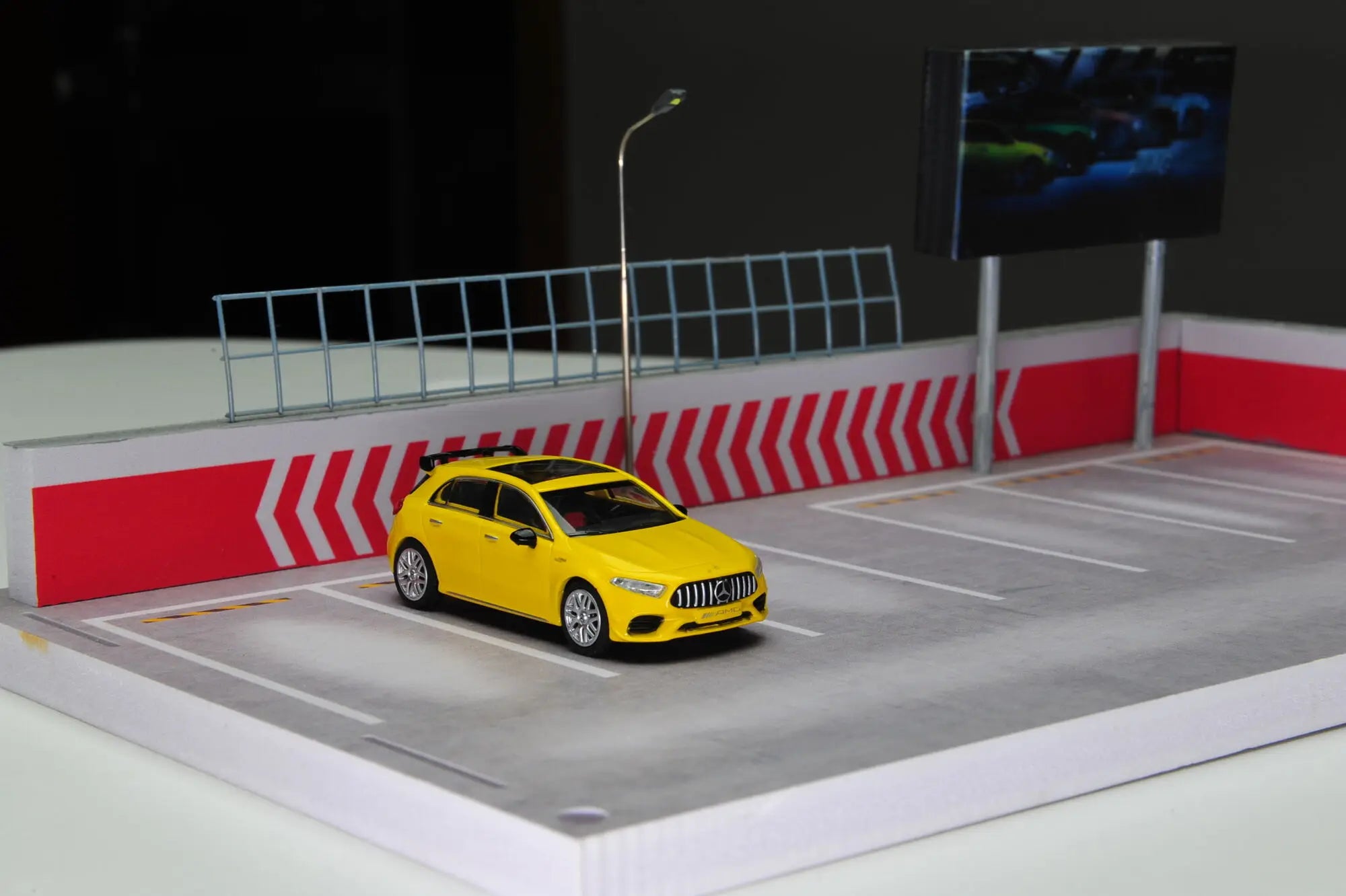 Kilo Works 1:64 Clase A 4ta generación W177 A45 S Modelo de coche de aleación de cuatro puertas