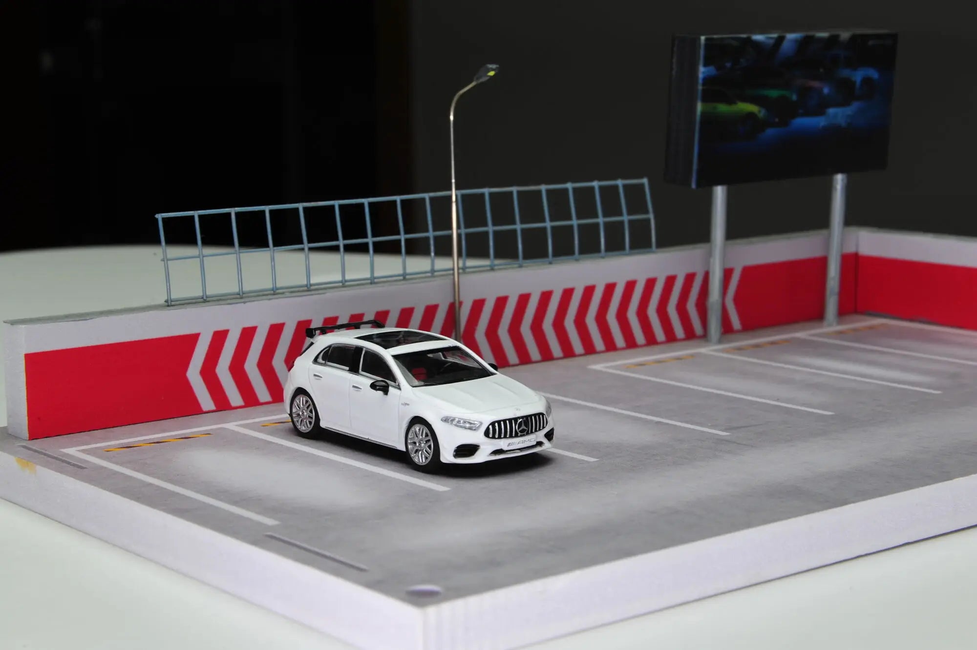 Kilo Works 1:64 Clase A 4ta generación W177 A45 S Modelo de coche de aleación de cuatro puertas